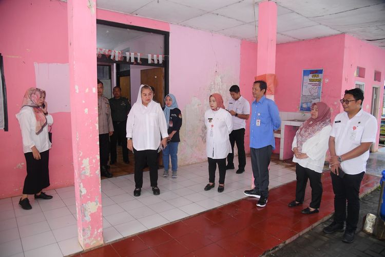 Seluruh kepala organisasi perangkat daerah (OPD) dan camat di lingkungan Pemkot Semarang akan tetap mengawal proses distribusi logistik ke seluruh tempat pemungutan suara (TPS) di Kota Semarang meski libur panjang.
