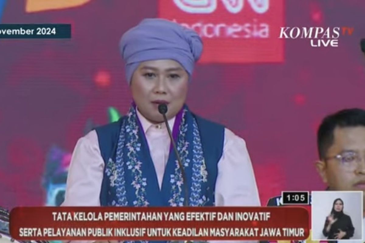 Cagub Jatim nomor urut 1, Luluk Nur Hamidah saat debat kedua, di Surabaya, Minggu (3/11/2024).