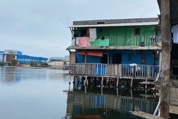 Rumah-rumah yang terbuat dari fondasi bambu berdiri di pinggir Teluk Jakarta. Puluhan rumah itu berlokasi di Muara Baru, Penjaringan, Jakarta Utara. 