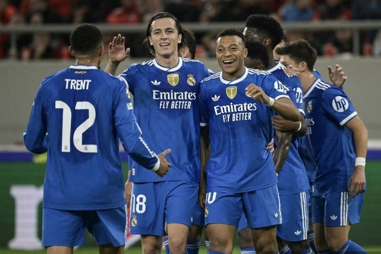 Penyerang Real Madrid Kylian Mbappe merayakan gol kedua bersama rekan satu timnya pada laga Liga Champions antara Olympiakos (GRE) dan Real Madrid (ESP) di Stadion Georgios Karaiskakis di Piraeus pada 26 November 2025.