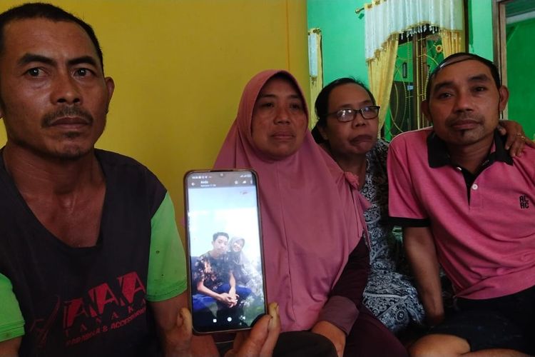 Keluarga menunjukkan foto Ahmad Rendy Pratama yang meninggal saat erupsi Gunung Semeru Desember 2021