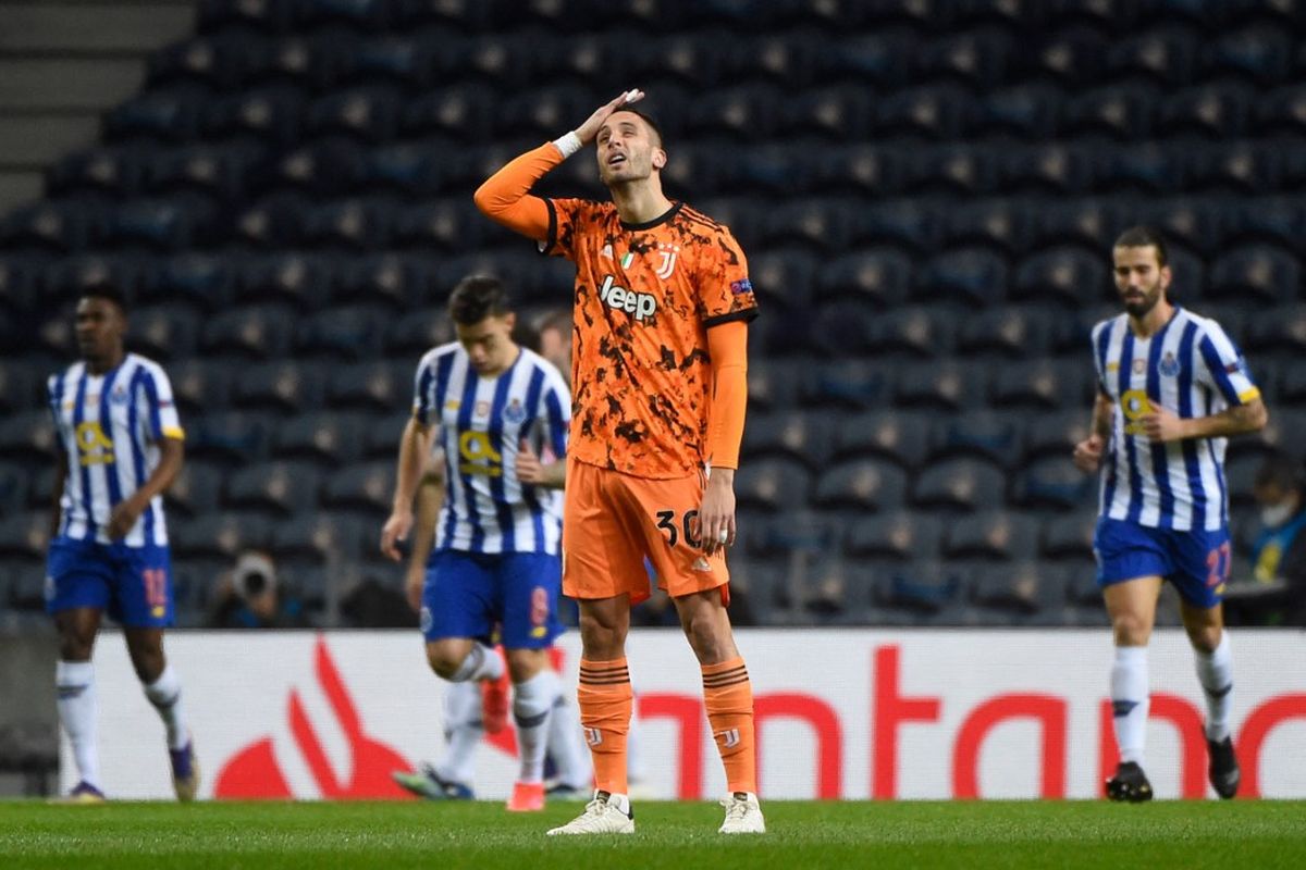 Ekspresi gelandang Juventus Rodrigo Bentancur usai melakukan kesalahan yang berujung gol FC Porto oleh Mehdi Taremi pada laga leg pertama babak 16 besar Liga Champions di Stadion do Dragao, 17 Februari 2021. 