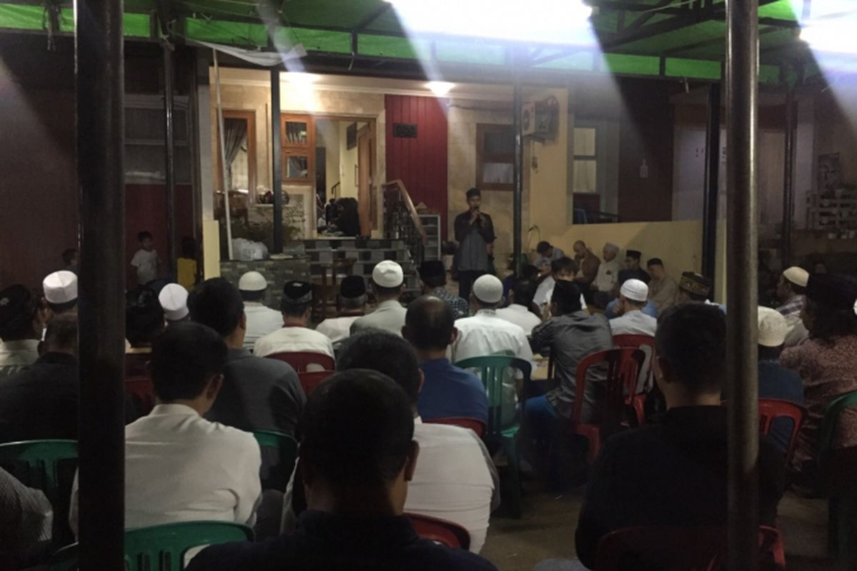 Suasana doa bersama di Jalan Masjid An-Nur, Perumahan Green Park 2 Blok F Nomor 19, RT02 RW16, Ciater, Serpong, Tangerang Selatan, Senin (29/10/2018)
