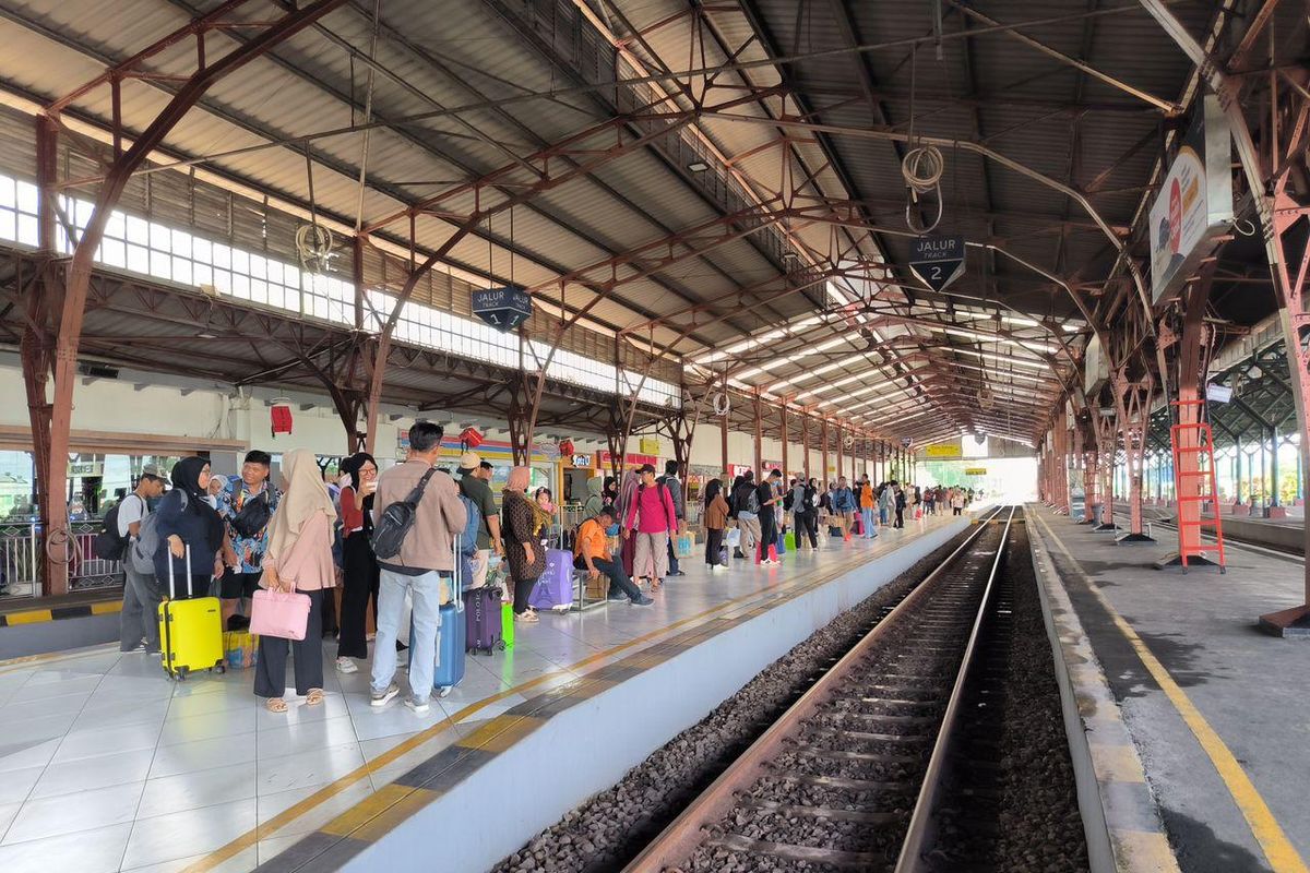 Penumpang menunggu kedatangan kereta api di Stasiun Purwokerto, Jawa Tengah.