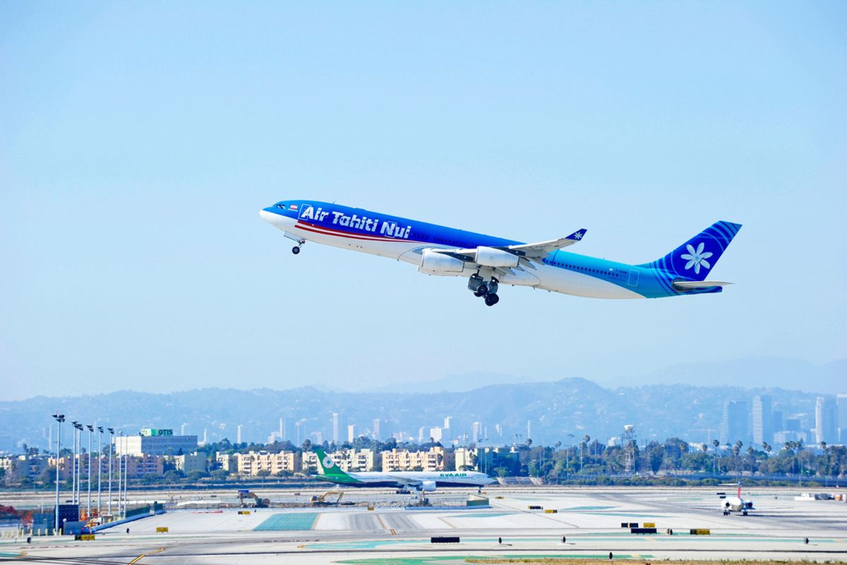 Maskapai penerbangan asal Perancis, Air Tahiti Nui yang catatkan rekor penerbangan terpanjang 2020.
