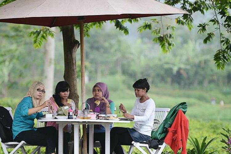 Suasana sejuk dengan dikelilingi kebun teh menjadi daya tarik tersendiri bagi pengunjung yang berwisata kuliner di Ndoro Donker, Kabupaten Karanganyar, Jawa Tengah, Minggu (11/5/2014).