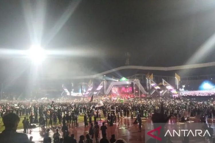 RIbuan penonton menyaksikan penampilan Slank di sela rangkaian acara Harlah 1 Abad NU di Stadion Gelora Delta Sidoarjo, Selasa (7/2/2023) malam. ANTARA/Ananto Pradana