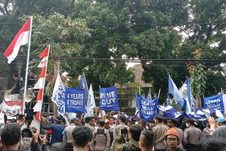 Fans Klub Sepak Bola Persib Bandung tengah melakukan aksi unjuk rasa di Graha Persib Bandung. Mereka meneriakan 'Rene out, ganti pelatih sekarang juga'.