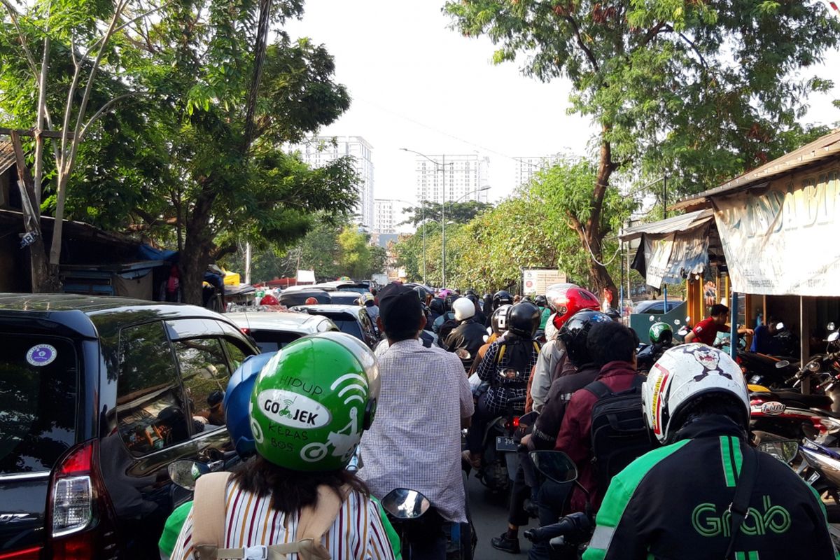Kemacetan yang disebabkan antrian di SPBU Basuki Rachmat