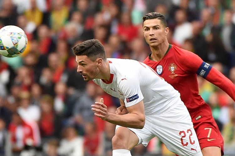 Fabian Schar bergerak lebih cepat daripada Cristiano Ronaldo pada pertandingan Portugal vs Swiss dalam semifinal UEFA Nations League di Stadion Do Dragao, 5 Juni 2019. 