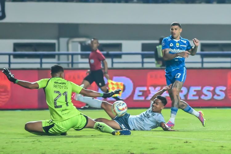 Mario Jardel (putih), dan penjaga gawan Rendy Oscario berusaha mematahkan ancaman serangan yang dilakukan penyerang Persib Ciro Alves dalam pertandingan pekan ke-14 Liga 1 2023-2024 antara Persib vs Persita, di Stadion Gelora Bandung Lautan Api (GBLA), Minggu (1/10/2023). 