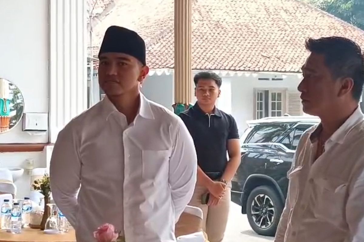 Ditanya Soal Jokowi Digugat Terkait Mobil Esemka, Kaesang Katupkan Tangan dan Pergi...