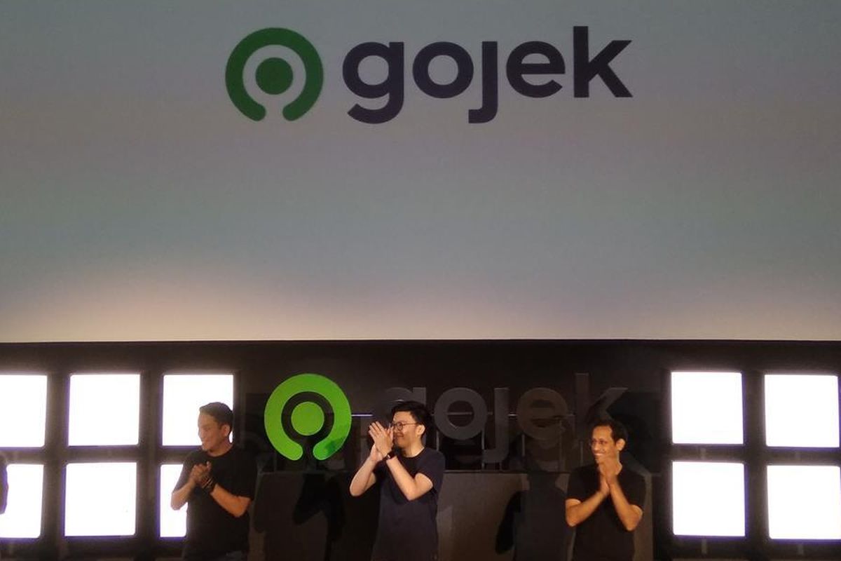 Founder dan CEO Gojek Global Nadiem Makarim, Co-Founder Gojek Kevin Aluwi, dan Presiden Gojek Group Andre Sulistyo saat peresmian logo baru Gojek di Jakarta, Senin (22/7/2019).