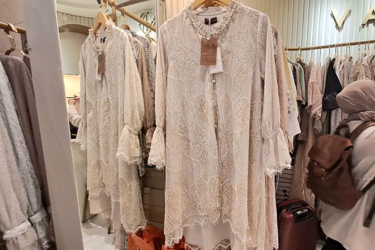 Koleksi tunk milik brand Vaia Atelier yang ada di Sisterhood Modest Bazaar, Senayan City, Rabu (27/03/2024)