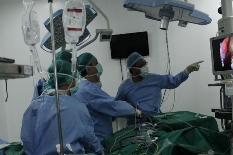 Sejumlah dokter di Rumah Sakit Siloam Manado melakukan operasi tumor otak pertama di Sulawesi Utara.