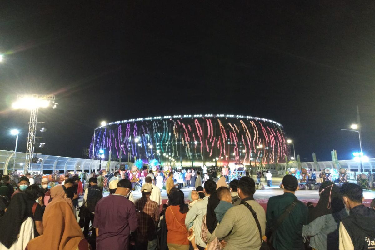 Ribuan masyarakat menghadiri Festival Beduk dalam rangka menyambut malam Idul Fitri 1443 Hijriah di Jakarta Internasional Stadium (JIS) pada Minggu (1/5/2022).