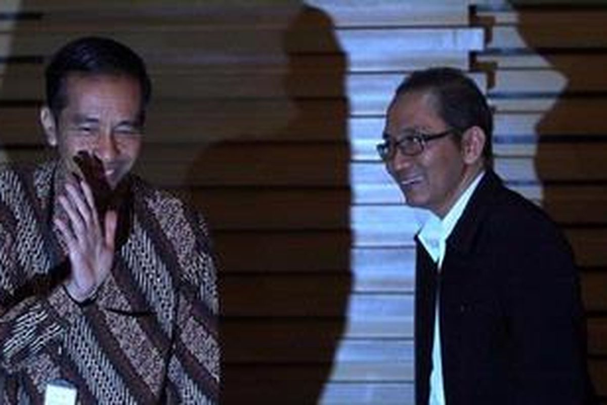 Gubernur DKI Jakarta Joko Widodo (kiri) melambaikan tangan didampingi Wakil Ketua Komisi Pemberantasan Korupsi (KPK) Adnan Pandu Praja usai hadir dalam jumpa pers di gedung KPK, Kuningan, Jakarta Selatan, Selasa (27/11/2012).Jokowi sebelumnya menjelaskan program pencegahan praktek korupsi di dalam Pemerintah Provinsi DKI Jakarta.   