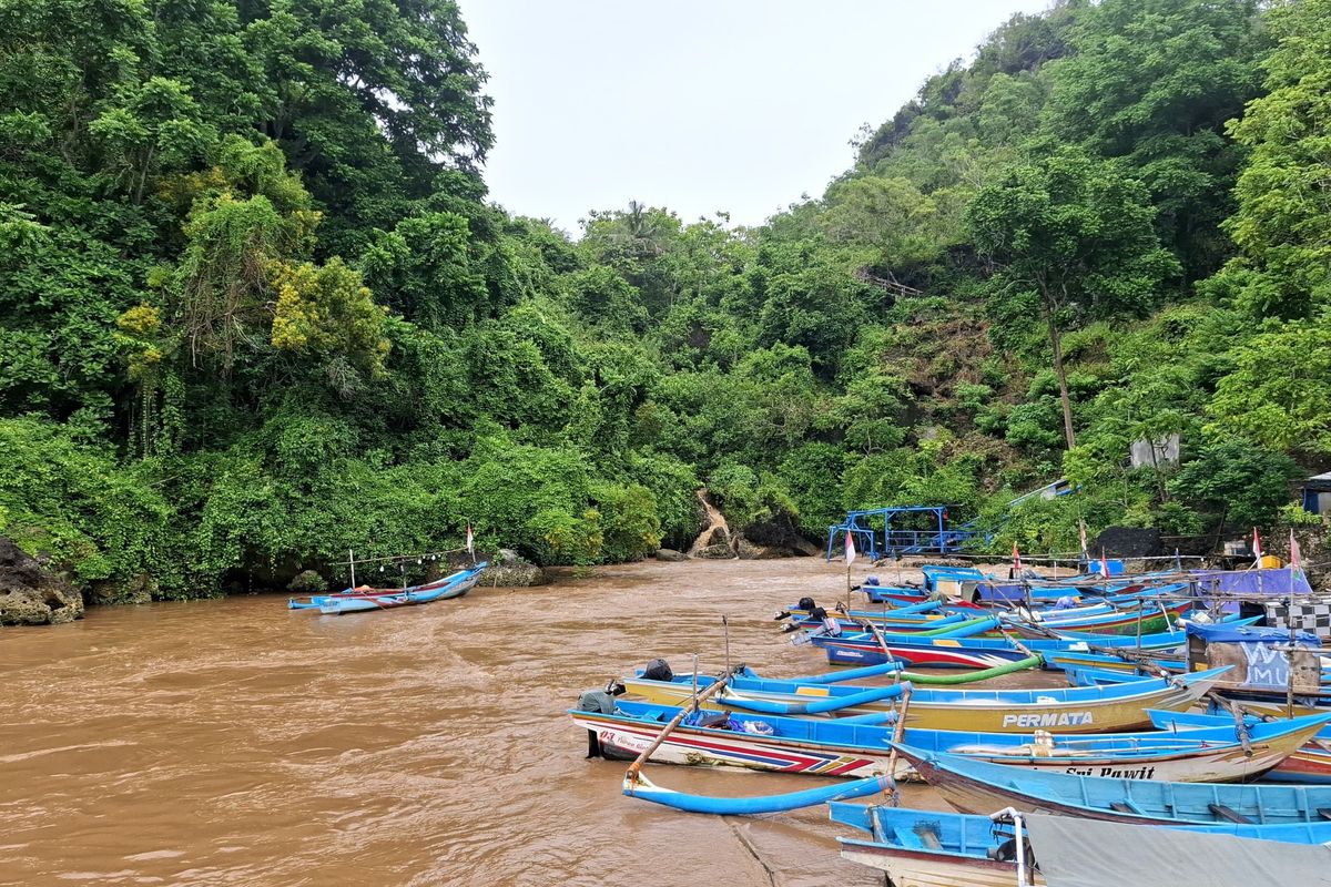 Sungai bawah tanah meluap di Kawasan Pantai Baron Gunungkidul. Kamis (23/1/2015)