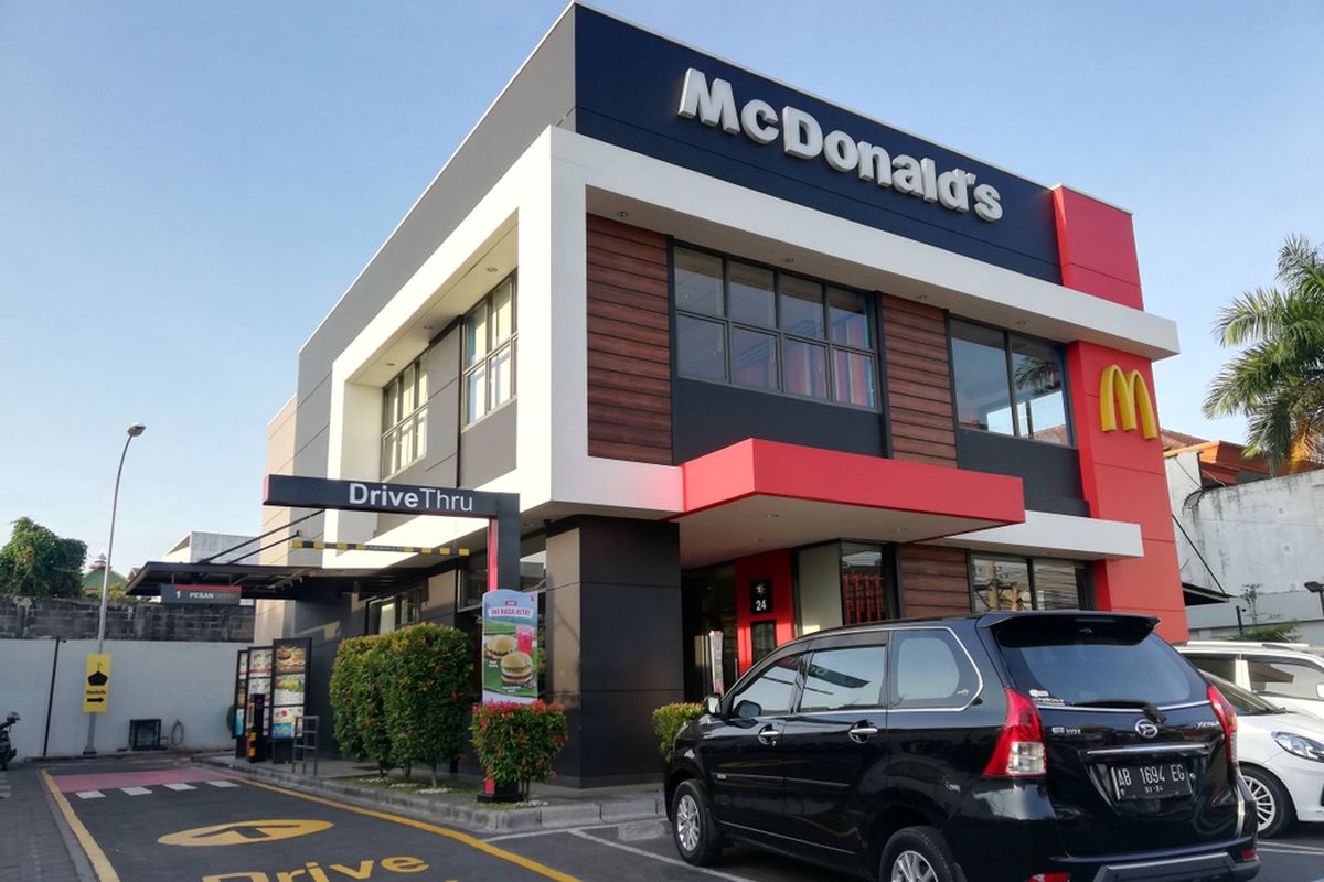 Ilustrasi salah satu gerai McDonalds di Yogyakarta dengan desain bangunan menarik, (2382019). 