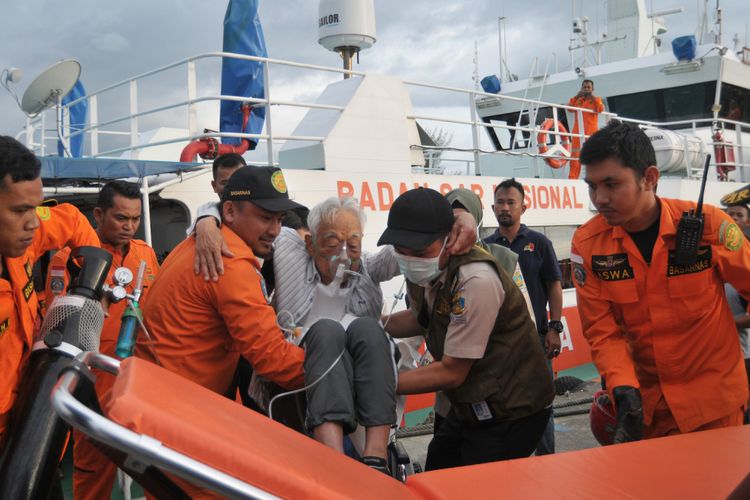 Anggota Basarnas bersama tim medis karantina mengangkat turis asal Jepang, KS (92), yang dievakuasi dari kapal pesiar Ocean Dream berbendera Panama ke Kapal Basarnas KN Krisna saat tiba di Pelabuhan Ulee Lheue, Banda Aceh, Aceh, Minggu (20/5). Turis asal Jepang ini salah satu dari 1.300 penumpang kapal pesiar Ocean Dream. KS dirujuk ke Rumah Sakit Zainal Abidin, Banda Aceh, Aceh, karena menderita diabetes dan gangguan pernafasan. ANTARA FOTO/Ampelsa/kye/18