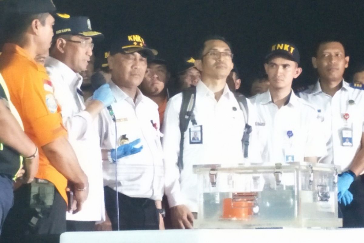 Flight Data Recorder (FDR) sebagai salah satu bagian dari black box atau kotak hitam pesawat Lion Air JT 610 yang jatuh di perairan Tanjung Karawang, Jawa Barat, Senin (29/10/2018) lalu, tiba di JICT 2, Pelabuhan Tanjung Priok, Jakarta Utara, Kamis ini sekitar pukul 18.10 WIB.