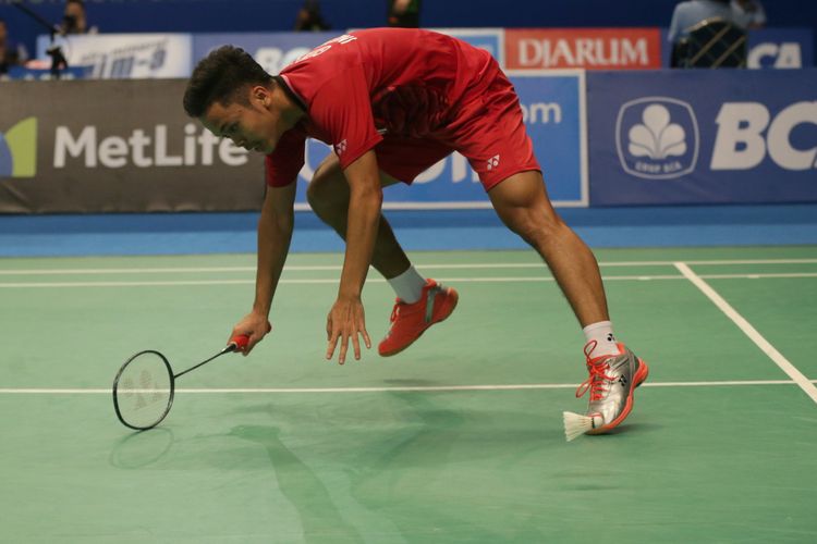 Pemain bulu tangkis tunggal putra Indonesia, Anthony Sinisuka Ginting bertanding melawan pemain tunggal putra India, HS Prannoy pada pertandingan babak pertama BCA Indonesia Open Super Series Premier (BIOSSP) 2017 di Jakarta Plenary Hall, Jakarta Convention Center, Rabu (14/6/2017). Ia gagal melaju ke babak kedua setelah kalah dengan skor 13-21 18-21. KOMPAS IMAGES/KRISTIANTO PURNOMO