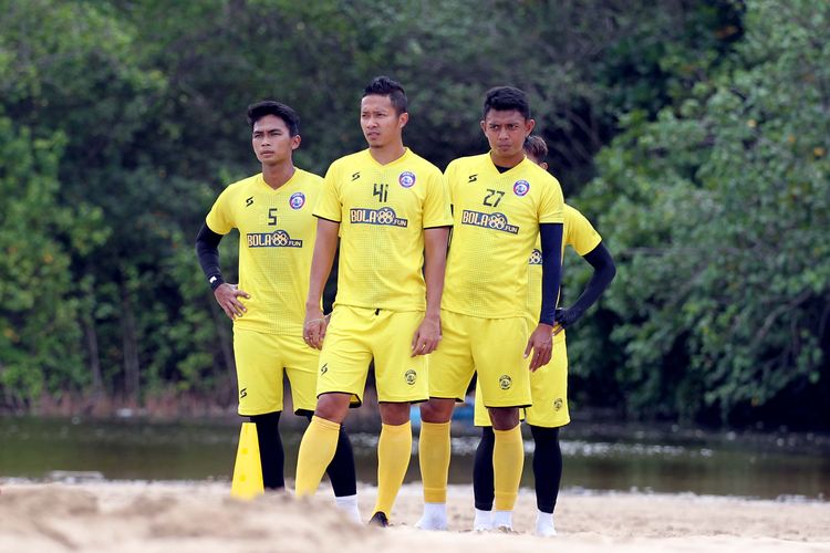 Pemain Arema FC Bagas Adi Nugroho, Dendi Santoso dan Dedik Setiawan (kiri-kanan) saat latihan fisik bersama tim di Pantai Nganteb Kabupaten Malang, Jawa Timur, Rabu (23/09/2020) pagi.