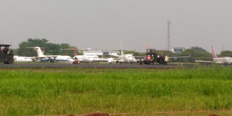 Proyek pengaspalan di lapangan udara Pondok Cabe. Bandara Pondok Cabe akan rencananya mulai melayani penerbangan komersial pada Maret 2016.