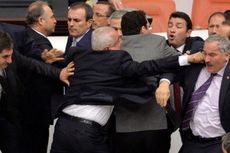 Lelah Rapat 18 Jam, Anggota Parlemen Turki Tawuran di Ruang Sidang