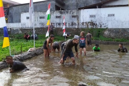 Aksi Bule Belgia Ketika Ikut Lomba 17 Agustus Menangkap Lele di Kubangan Lumpur