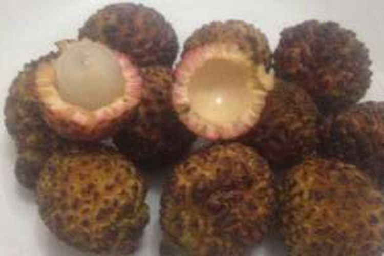 Buah siwaw atau rambutan hutan dari Kabupaten Barito Selatan, Kalimantan Tengah. Sebenarnya kulit buah ini tidak memiliki rambut. Tekstur kulitnya kasar berwarna kuning kemerahan.