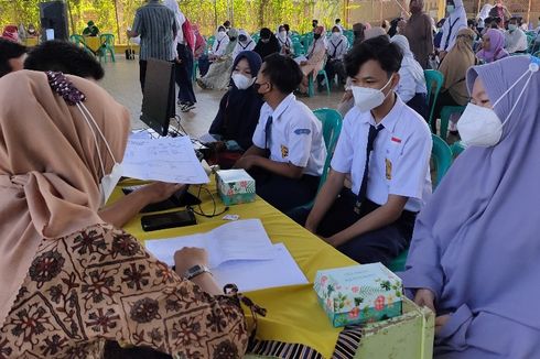 Persiapan Jelang PTM Terbatas, Ratusan Pelajar SMP Swasta di Tegal Divaksin Sinovac