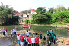 Warga Bogor Upacara HUT RI di Tengah Sungai Ciliwung, Ini Tujuannya
