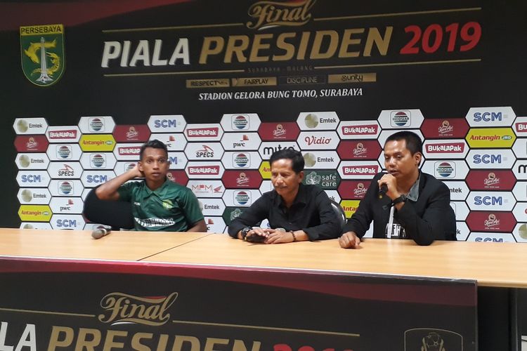 Pelatih Persebaya Surabaya, Djadjang Nurdjaman, bersama Irfan Jaya dalam sesi jumpa pers usai pertandingan final leg pertama Piala Presiden 2019 antara Persebaya Vs Arema FC di Stadion Gelora Bung Tomo, Surabaya, Selasa (9/4/2019).