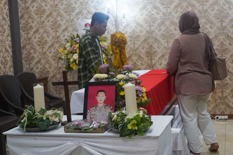 Kerabat berada di samping peti jenazah Kasat Reskrim Polres Solok Selatan AKP Ulil Ryanto Anshari di rumah duka, Makassar, Sulawesi Selatan, Sabtu (23/11/2024) dini hari. AKP Ulil merupakan korban penembakan oleh Kabag Ops Polres Solok Selatan AKP Dadang Iskandar yang terjadi di Markas Polres Solok Selatan, Sumatera Barat pada Jumat (22/11/2024), sementara jenazah rencananya akan dimakamkan pada Minggu, 24 November 2024 di Tempat Pemakaman Umum (TPU) Panaikang Makassar. ANTARA FOTO/Hasrul Said/foc.