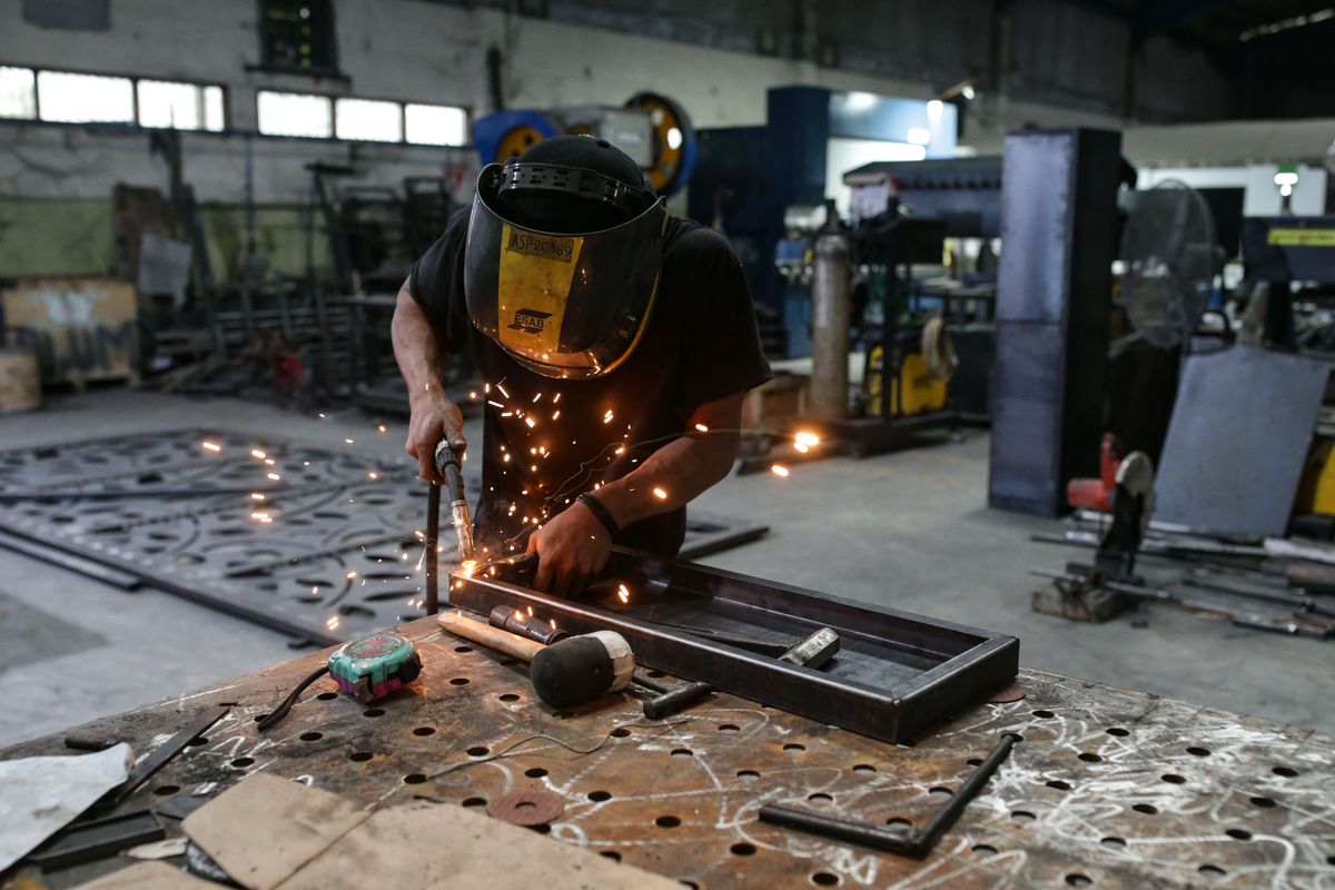 Pekerja menyelesaikan pesanan gerobak di bengkel Usaha Mikro Kecil dan Menengah (UMKM) Eksentrik, Kabupaten Bogor, Rabu (9/11/2022). Badan Pusat Statistik (BPS) melaporkan ekonomi Indonesia pada Kuartal III-2022 tumbuh sebesar 5,72 persen secara tahunan.