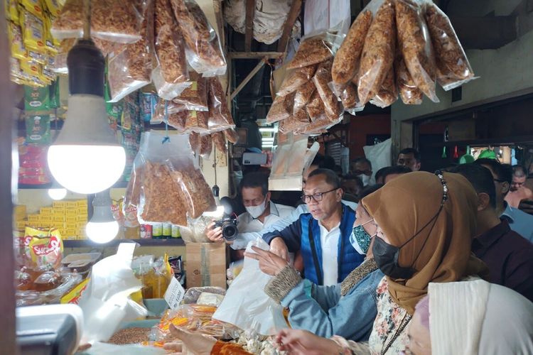 Menteri Perdagangan (Mendag) Zulkifli Hasan melakukan sidak ke Pasar Wonokromo, Surabaya pada Minggu (31/7/2022).