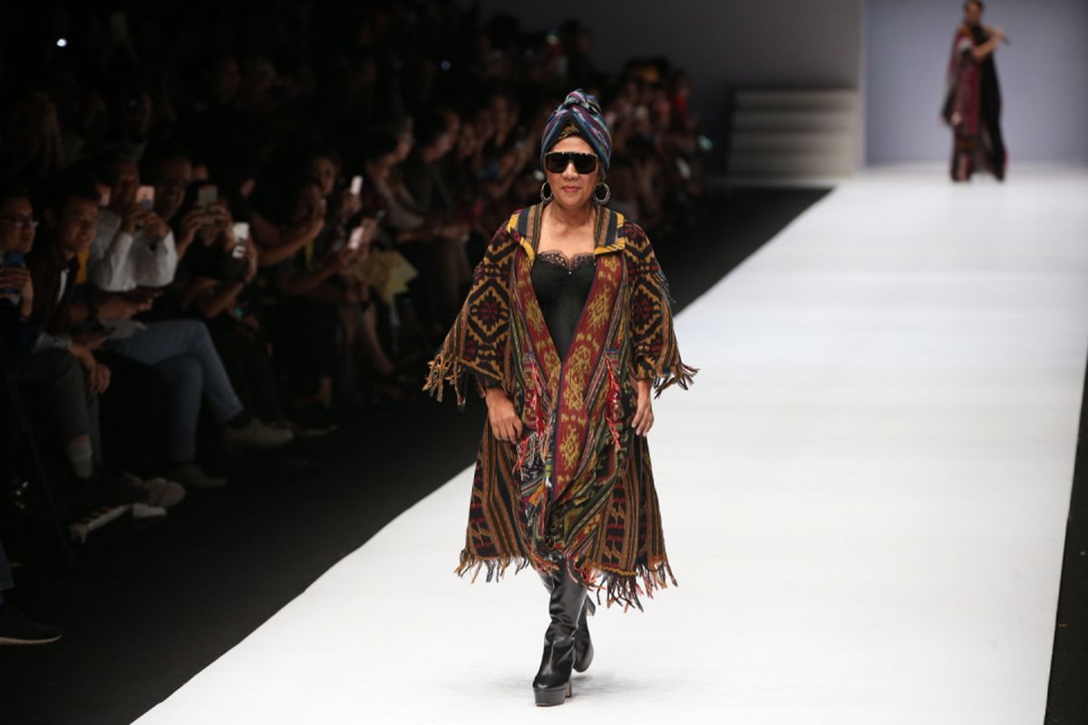 Menteri Kelautan dan Perikanan, Susi Pudjiastuti mengenakan busana rancangan Anne Avantie saat Jakarta Fashion Week 2019 di Senayan City, Jakarta, Selasa (23/10/2018). 