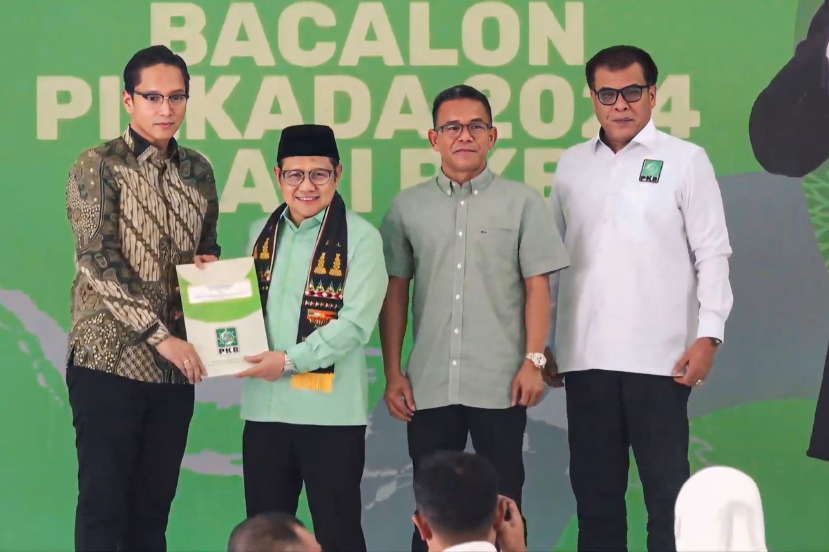 Bakal Calon Wali Kota Medan, Rico Waas (paling kiri) dan wakilnya Zakiyuddin Harahap (2  dari kanan) saat menerima rekomendasi dukungan dari Ketua Umuk PKB, Muhaimin Iskandar di Jakarta, Kamis (15/8/2024)