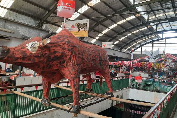 Replika sapi di blok penjual daging sapi Pasar Rejowinangun Kota Magelang, Jawa Tengah, dalam rangka menyambut HUT ke-77 RI, Kamis (11/8/2022).