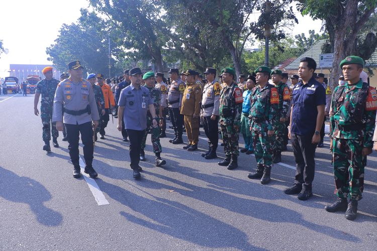 Penjabat (Pj) Wali Kota Pekanbaru Risnandar Mahiwa dalam acara apel gabungan tiga pilar yang melibatkan 1.637 personel dari berbagai instansi di Jalan Gajah Mada, Pekanbaru, Jumat (282024).
