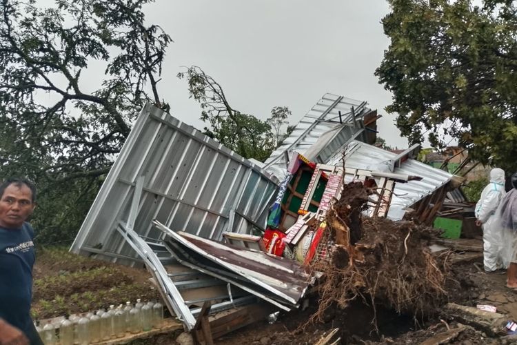 Hujan Lebat dan Angin Kencang Terjang Bandung, Pohon Tumbang, Puluhan Rumah Rusak