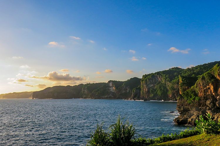 Tebing di sekitar Tanjung Kesirat, salah satu tempat wisata dekat HeHa Ocean View.