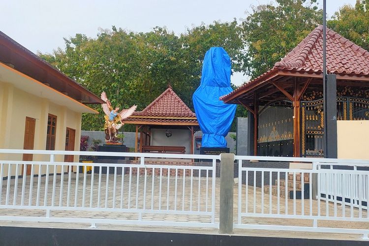 Penutupan patung Bunda Maria di  Sasana  Adhi Ras Santo Yakobus di Pedukuhan Degolan, Kalurahan Bumirejo, Kapanewon Lendah, Kabupaten Kulon Progo, Daerah Istimewa Yogyakarta.