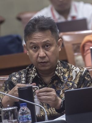 Menteri Kesehatan Budi Gunadi Sadikin mendengarkan pandangan anggota DPR saat mengikuti Rapat Dengar Pendapat (RDP) dengan Komisi IX DPR di Kompleks Parlemen, Senayan, Jakarta, Rabu (24/11/2021). RDP tersebut membahas permasalahan data dalam rangka sinkronisasi Data Terpadu Kesejahteraan Sosial (DTKS) dan data peserta Penerima Bantuan luran (PBI). ANTARA FOTO/Muhammad Adimaja/wsj.