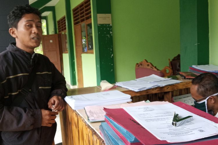 Seorang guru mendaftarkaj siswanya pada PPDB tahun ini di SMPN 2 Babakan Madang, Desa Bojong Koneng, Kabupaten Bogor, Jawa Barat.