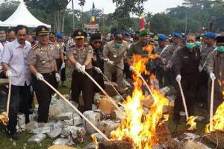 Polresta Medan memusnahkan Narkoba senilai Rp 45 miliar, di Lapangan Candika, Medan Johor, Rabu (5/11/2014).  