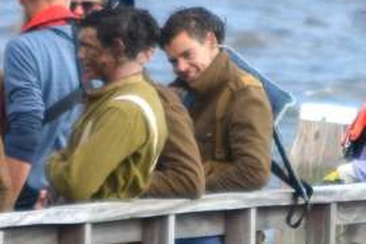 Harry Styles (kanan) mengenakan seragam tentara Inggris masa Perang Dunia II dalam shooting film Dunkrik di Urk, Belanda, Jumat (8/7/2016).