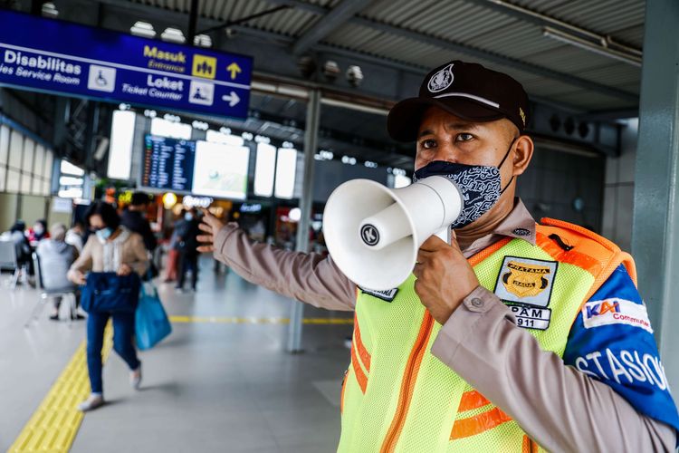 Petugas menyampaikan himbauan protokol kesehatan untuk mencegah penyebaran wabah Covid-19 di Stasiun Tanah Abang, Jakarta Pusat, Senin (21/6/2021).