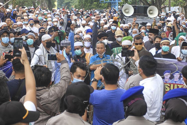Ratusan orang pendukung Rizieq Shihab yang tergabung dalam Gerakan Rakyat Anti Kezoliman (Gebrak) saat melakukan aksi demo di sekitar gedung Polda Sumatera Selatan, Kamis (17/12/2020). Dalam aksi itu mereka meminta agar kasus pembunuhan enam orang anggota FPI segera diusut, serta Rizieq Shihab dibebaskan tanpa syarat.
